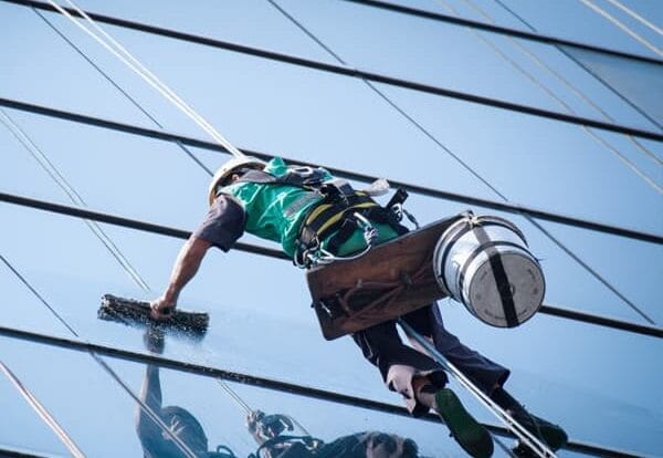 Uzman ekiplerimizle dış cephe temizliği hizmeti sunuyoruz. Binalarınızı kir, lekeler ve dış etkenlerden arındırarak uzun ömürlü temizlik sağlıyoruz